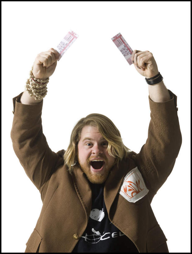 西方人,一个人,站,举,笑,大笑,竖图,室内,白天,白色背景,正面,兴奋,欧洲,欧洲人,仅一个男性,仅一个人,两张,服装,注视,休闲装,装饰品,仅一个年轻男性,衣服,饰品,手链,首饰,观察,看,托,站着,张嘴,休闲,休闲服,摄影,服饰,影棚,观看,察看,夹克,关注,张大嘴巴,哈哈大笑,茄克,票子,男人,男性,年轻男性,白种人,张开嘴,举起,举手,举着,向上举,向上伸,向上托,站立,半身,彩图,影棚拍摄,高兴,狂笑,拍摄