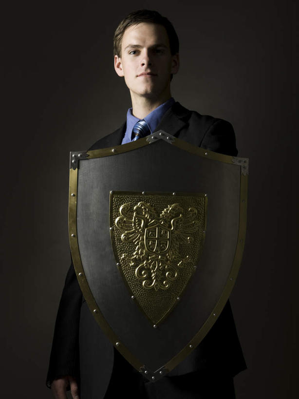 西方人,一个人,商务人士,商务男性,站,竖图,室内,白天,正面,衬衫,欧洲,欧洲人,仅一个男性,仅一个人,握,黑色背景,套装,领带,注视,仅一个年轻男性,一个,观察,看,站着,武器,战争,握着,摄影,盾牌,盾,影棚,单个,观看,坚硬,察看,象征,庄重,关注,矛盾,兵器,商务装,身份,防御,工薪阶层,正式,地位,坚固,男人,男性,年轻男性,白种人,白领,上班族,站立,半身,彩图,影棚拍摄,衬衣,拍摄