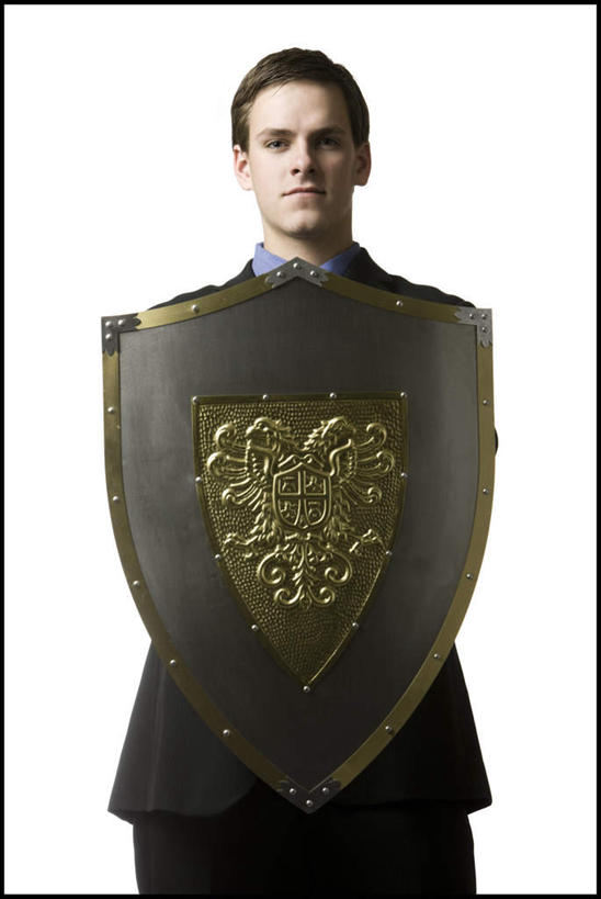 西方人,一个人,商务人士,商务男性,站,竖图,室内,白天,白色背景,正面,衬衫,欧洲,欧洲人,仅一个男性,仅一个人,握,套装,领带,注视,仅一个年轻男性,一个,观察,看,站着,武器,战争,握着,摄影,盾牌,盾,影棚,单个,观看,坚硬,察看,象征,庄重,关注,矛盾,兵器,商务装,身份,防御,工薪阶层,正式,地位,坚固,男人,男性,年轻男性,白种人,白领,上班族,站立,半身,彩图,影棚拍摄,衬衣,拍摄