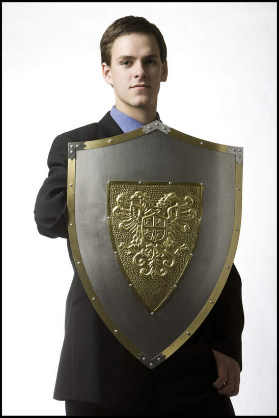 西方人,一个人,商务人士,商务男性,站,竖图,室内,白天,白色背景,正面,衬衫,欧洲,欧洲人,仅一个男性,仅一个人,握,套装,领带,注视,仅一个年轻男性,一个,观察,看,站着,武器,战争,握着,摄影,盾牌,盾,影棚,单个,观看,坚硬,察看,象征,庄重,关注,矛盾,兵器,商务装,身份,防御,工薪阶层,正式,地位,坚固,男人,男性,年轻男性,白种人,白领,上班族,站立,半身,彩图,影棚拍摄,衬衣,拍摄