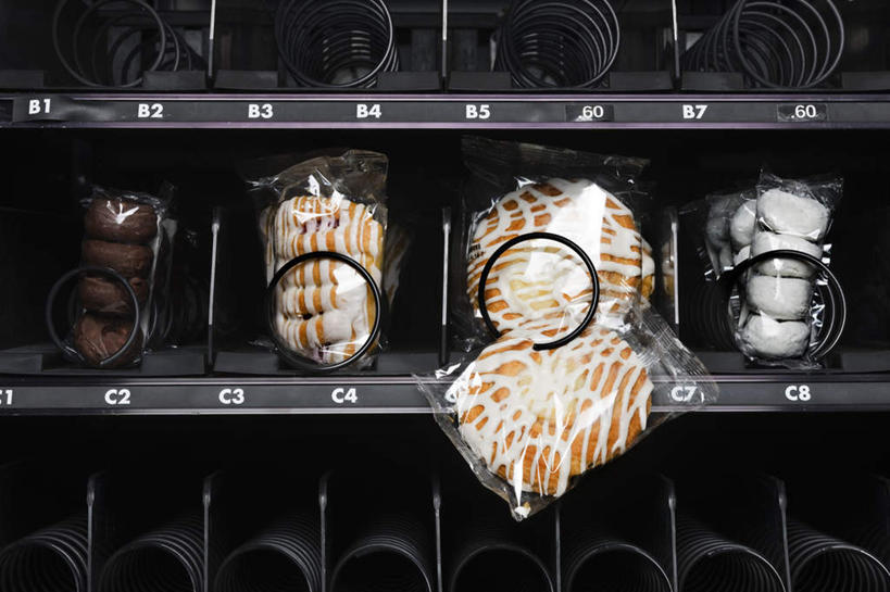 点心,面包,无人,横图,室内,特写,白天,正面,购物,消费,机器,袋子,阴影,反射,影子,塑料,食品,面点,设备,货架,架子,自动贩卖机,自动售货机,食物,糕点,塑料制品,金融,百货,掉落,销售,陈列架,贩卖,选购,贸易,塑封,超市货架,彩图,密封袋,塑封袋