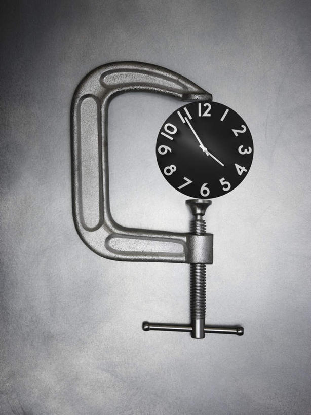 无人,竖图,俯视,室内,特写,白天,静物,灰色背景,时间,时钟,计时,一个,挂钟,钟表,表,摄影,影棚,单个,木工夹,C型夹,C型钳,G型夹,G型钳,钟,彩图,高角度拍摄,影棚拍摄,拍摄