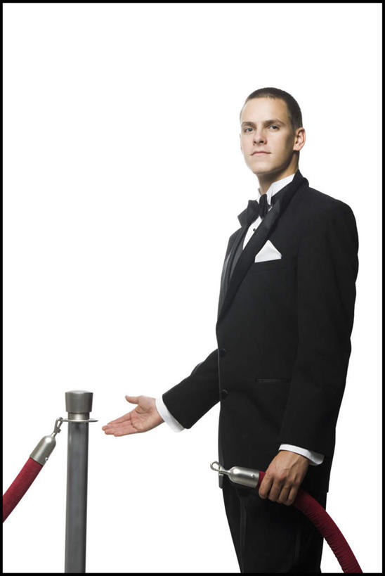 西方人,一个人,警卫,栏杆,站,笑,微笑,竖图,室内,白天,白色背景,侧面,衬衫,西装,欧洲,欧洲人,仅一个男性,仅一个人,握,套装,正装,围栏,领带,拿,拿着,注视,职业装,护栏,仅一个年轻男性,观察,看,站着,握着,摄影,影棚,观看,察看,关注,保镖,保镳,男人,男性,年轻男性,白种人,站立,半身,彩图,影棚拍摄,衬衣,拍摄,挂绳礼宾杆,栏杆柱,礼宾带,礼宾杆,礼宾杆围栏,礼宾栏,礼宾绳,礼宾柱