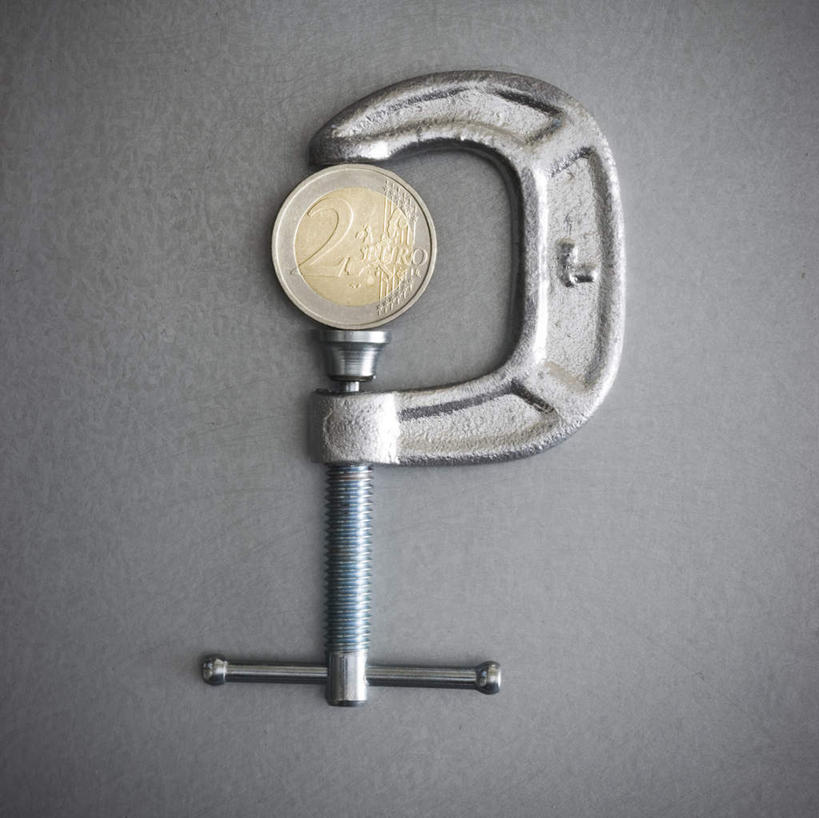 无人,横图,俯视,室内,特写,白天,钱,静物,阴影,灰色背景,反射,钱币,影子,欧元,一个,金融,摄影,影棚,经济,单个,流通,贸易,木工夹,C型夹,C型钳,G型夹,G型钳,货币,现金,硬币,彩图,高角度拍摄,影棚拍摄,拍摄