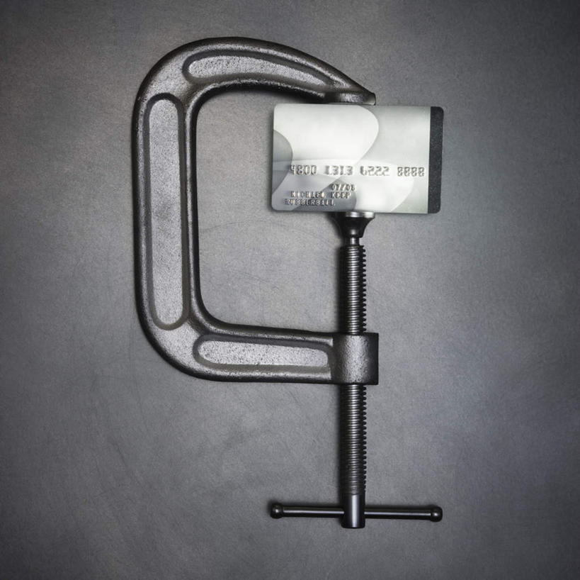 无人,横图,俯视,室内,特写,白天,信用卡,静物,一把,一张,阴影,灰色背景,反射,影子,卡,储蓄卡,摄影,影棚,木工夹,C型夹,C型钳,G型夹,G型钳,银行卡,彩图,高角度拍摄,影棚拍摄,拍摄