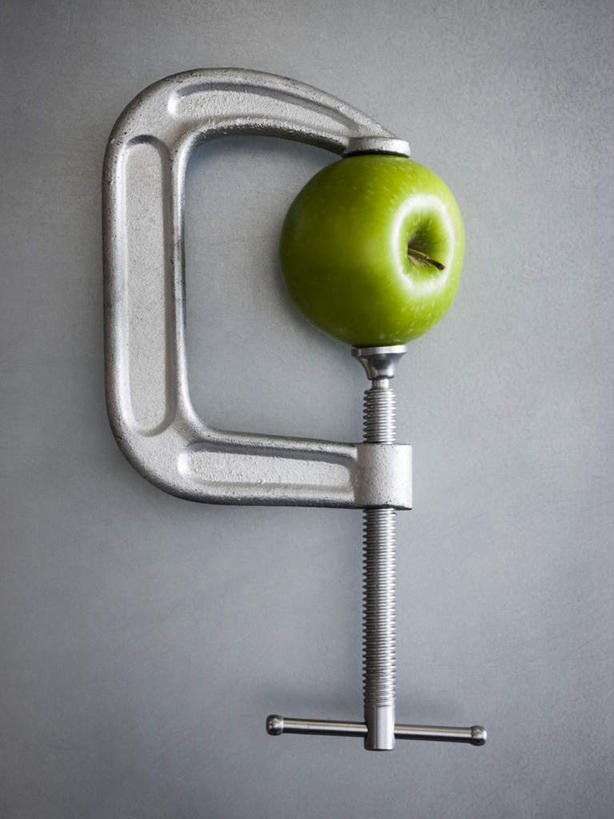 无人,竖图,俯视,室内,特写,白天,苹果,水果,一把,阴影,灰色背景,新鲜,反射,影子,生食,食品,果实,食物,一个,绿色,摄影,有机食品,绿色食品,影棚,单个,木工夹,C型夹,C型钳,G型夹,G型钳,彩图,高角度拍摄,影棚拍摄,拍摄