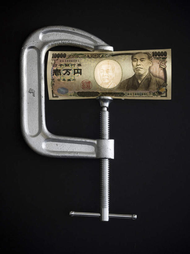 无人,竖图,俯视,室内,特写,白天,钱,静物,一把,一张,阴影,黑色背景,反射,钱币,影子,钞票,金融,纸币,摄影,影棚,经济,日元,流通,纸钞,贸易,木工夹,C型夹,C型钳,G型夹,G型钳,货币,现金,彩图,高角度拍摄,影棚拍摄,拍摄,日本银行券,日圆