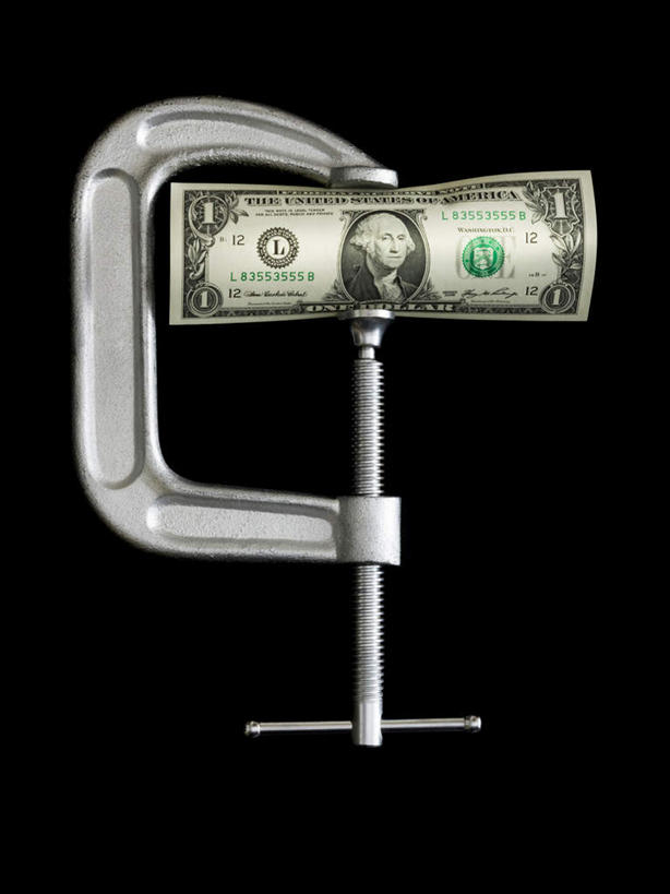 无人,竖图,俯视,室内,特写,白天,钱,美元,静物,一把,一张,阴影,黑色背景,反射,钱币,影子,美金,钞票,金融,纸币,摄影,影棚,经济,美圆,流通,纸钞,贸易,木工夹,C型夹,C型钳,G型夹,G型钳,货币,现金,彩图,高角度拍摄,影棚拍摄,拍摄