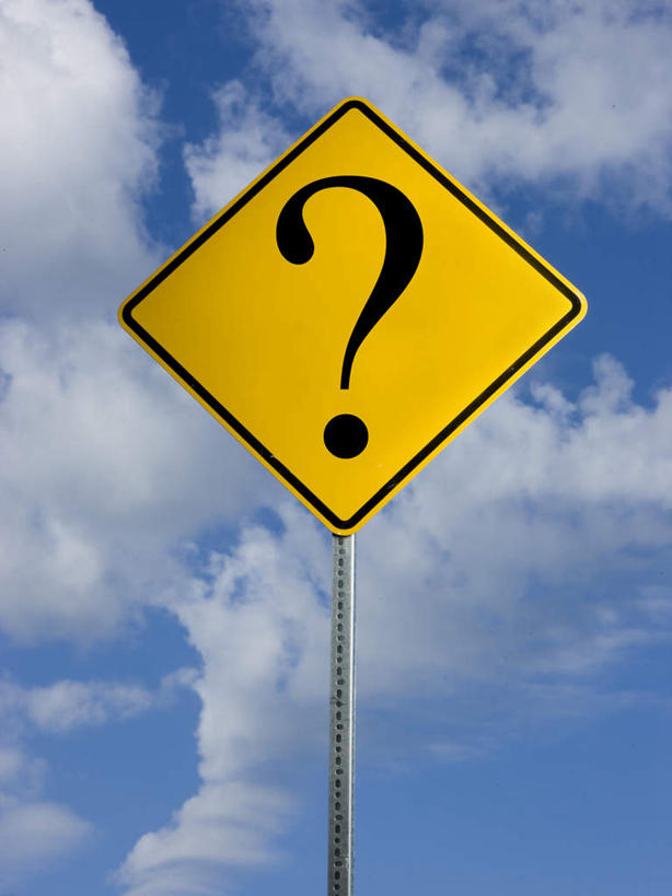 无人,竖图,室外,特写,白天,仰视,指示牌,阴影,光线,标志,文字,影子,云,云朵,云彩,标识,黄色,蓝色,白云,蓝天,天空,阳光,天,晴朗,问号,晴空,彩图,低角度拍摄