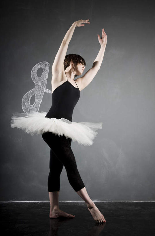 西方人,一个人,站,举,竖图,室内,白天,正面,抽象,裙子,跳舞,绘画,零件,芭蕾,欧洲,欧洲人,仅一个年轻女性,仅一个女性,仅一个人,阴影,黑色背景,服装,艺术,反射,彩绘,弹簧,图案,影子,艺术品,古典,注视,休闲装,光脚,文化,衣服,工艺品,观察,看,品味,托,站着,休闲,概念,赤脚,休闲服,短裙,摄影,服饰,影棚,观看,美术,发条,察看,高雅,关注,舞姿,美学,芭蕾舞裙,芭蕾裙,图文,芭蕾舞,年轻女性,女人,女性,白种人,举起,举手,举着,向上举,向上伸,向上托,站立,彩图,全身,影棚拍摄,拍摄,涂鸦,舞蹈,平弹簧