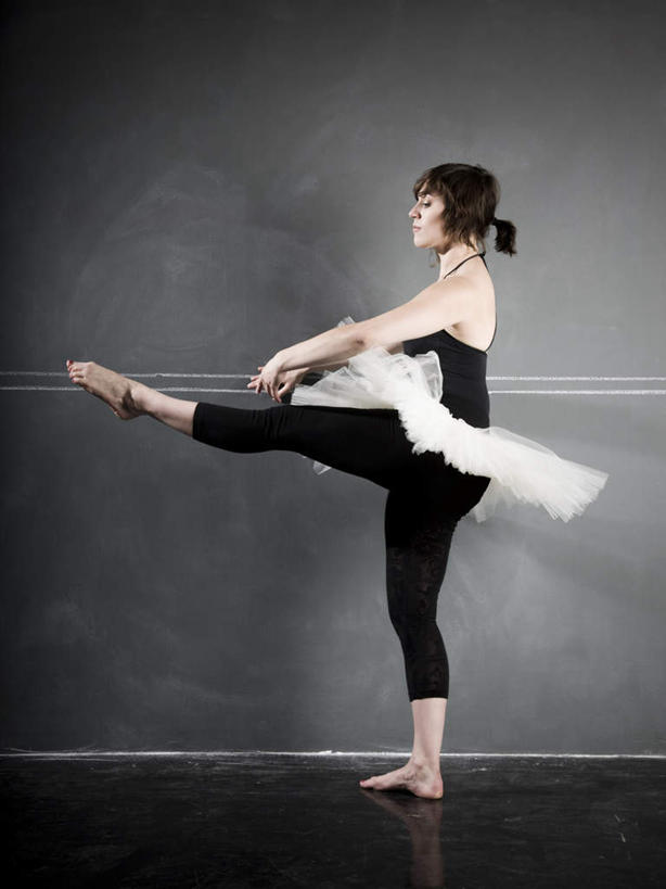 西方人,一个人,站,举,竖图,室内,白天,侧面,抽象,裙子,跳舞,绘画,零件,芭蕾,欧洲,欧洲人,仅一个年轻女性,仅一个女性,仅一个人,阴影,黑色背景,服装,艺术,反射,彩绘,弹簧,图案,影子,艺术品,古典,注视,休闲装,光脚,文化,衣服,工艺品,观察,看,品味,托,站着,休闲,概念,赤脚,休闲服,短裙,摄影,服饰,影棚,观看,美术,发条,察看,高雅,关注,舞姿,美学,芭蕾舞裙,芭蕾裙,图文,芭蕾舞,年轻女性,女人,女性,白种人,举起,举手,举着,向上举,向上伸,向上托,站立,彩图,全身,影棚拍摄,拍摄,涂鸦,舞蹈,平弹簧