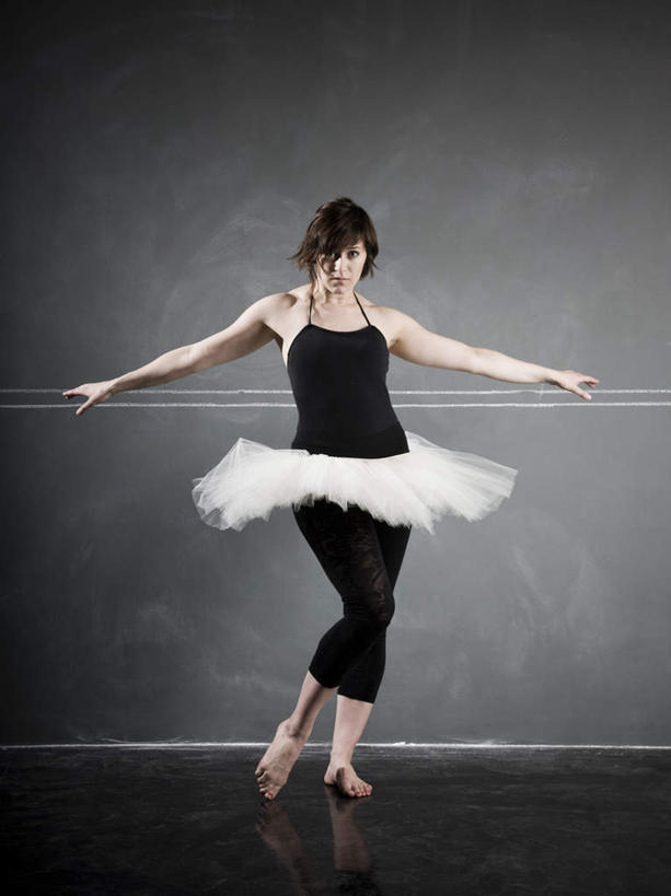 西方人,一个人,站,伸展双臂,竖图,室内,白天,正面,抽象,裙子,跳舞,绘画,零件,芭蕾,欧洲,欧洲人,仅一个年轻女性,仅一个女性,仅一个人,阴影,黑色背景,服装,艺术,反射,彩绘,弹簧,图案,影子,艺术品,古典,注视,休闲装,光脚,文化,衣服,工艺品,观察,看,品味,站着,休闲,概念,赤脚,休闲服,短裙,摄影,服饰,影棚,观看,美术,发条,察看,高雅,关注,舞姿,美学,芭蕾舞裙,芭蕾裙,图文,芭蕾舞,年轻女性,女人,女性,白种人,敞开双臂,伸开双臂,展开双肩,站立,张开手臂,张开双臂,彩图,全身,影棚拍摄,拍摄,涂鸦,舞蹈,平弹簧