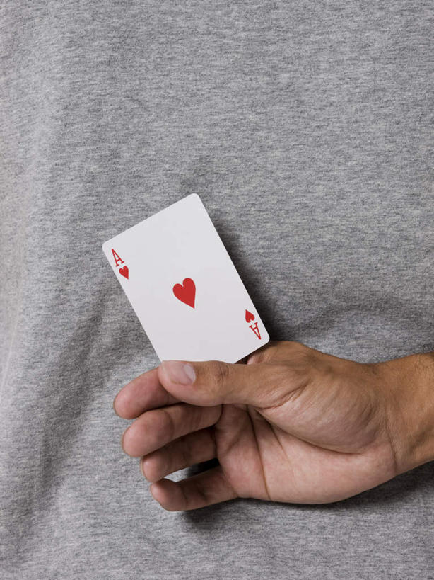 西方人,手,一个人,竖图,室内,特写,白天,游戏,赌博,贪欲,竞争,扑克牌,纸牌,玩具,扑克,欧洲,欧洲人,仅一个男性,仅一个人,一张,握,阴影,服装,反射,影子,拿,玩,拿着,休闲装,娱乐,刺激,仅一个年轻男性,背面,衣服,休闲,手部,休闲服,握着,摄影,服饰,影棚,活动,单手,发泄,消遣,智力,赌具,红桃,背手,投机,侥幸,欲望,宣泄,男人,男性,年轻男性,白种人,玩耍,嬉戏,半身,彩图,影棚拍摄,拍摄,胜负,输赢