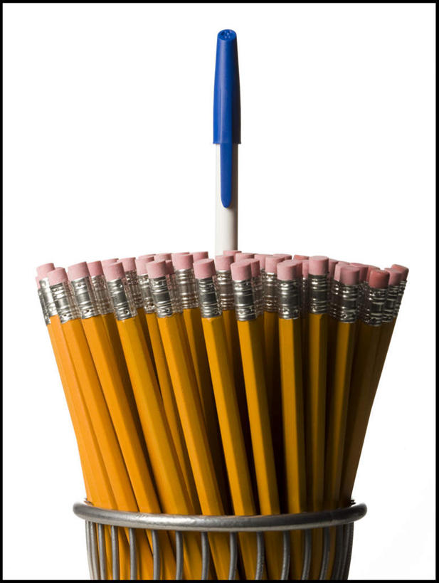 无人,竖图,室内,特写,白天,白色背景,正面,静物,笔筒,许多,阴影,反射,笔,影子,办公用品,水笔,文具,黄色,铅笔,容器,学习用品,器皿,摄影,影棚,储藏,文具用品,一支,储存,插笔器具,文房用具,彩图,影棚拍摄,拍摄,贮存