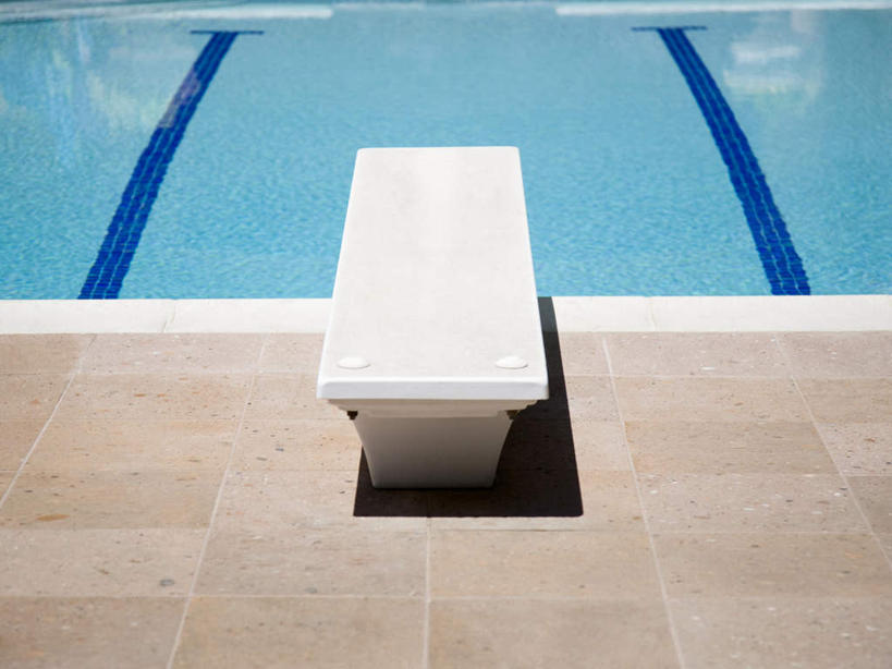 无人,体育馆,游泳池,横图,俯视,室外,特写,白天,水,阴影,反射,影子,水池,水面,运动器械,泳池,健身器械,游泳馆,跳板,健身器材,彩图,高角度拍摄,助跳板,运动器材