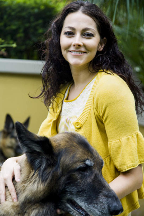 西方人,一个人,坐,笑,摸,微笑,竖图,室外,白天,侧面,植物,宠物,狗,欧洲,欧洲人,仅一个年轻女性,仅一个女性,仅一个人,抚摸,服装,朦胧,模糊,扭头,注视,休闲装,树,树木,一只,衣服,黄色,绿色,自然,动物,观察,看,转头,休闲,休闲服,可爱,服饰,生长,牧羊犬,成长,观看,察看,德国牧羊犬,关注,忠诚,德国狼犬,黑背,年轻女性,女人,女性,白种人,犬,触摸,接触,坐着,半身,彩图