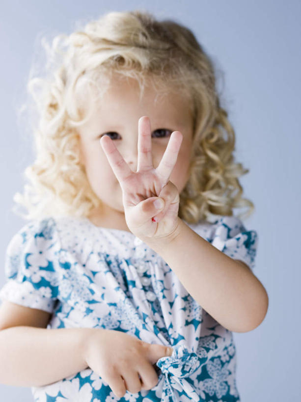 西方人,儿童,一个人,站,竖图,室内,白天,白色背景,正面,纯洁,欧洲,欧洲人,仅一个女性,仅一个人,蓝色背景,服装,计算,注视,休闲装,小孩,衣服,蓝色,观察,看,站着,仅一个小孩,休闲,休闲服,可爱,童年,童趣,摄影,服饰,影棚,观看,察看,关注,童真,烂漫,无邪,计较,盘算,天真,女孩,女人,女性,白种人,孩子,站立,半身,彩图,影棚拍摄,拍摄,女生