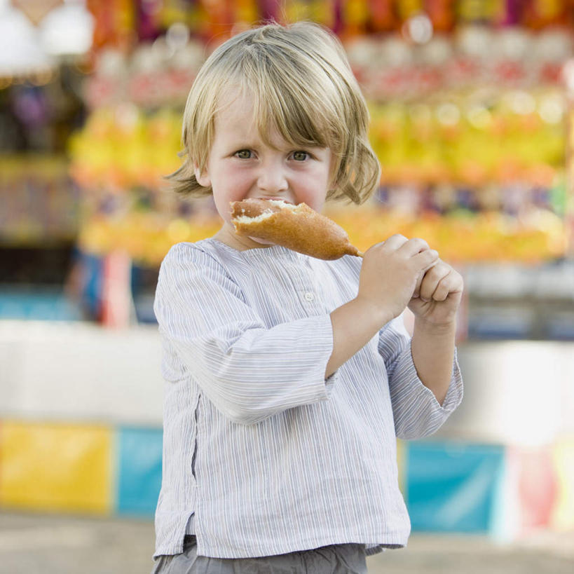 西方人,儿童,一个人,站,吃,方图,室外,白天,正面,烹饪,西餐,纯洁,欧洲,狂欢节,欧洲人,仅一个男性,仅一个人,握,服装,节日,朦胧,模糊,庆祝,料理,食品,热狗,拿,拿着,注视,休闲装,文化,菜肴,美食,食物,小孩,衣服,快餐,观察,看,站着,仅一个小孩,庆典,休闲,休闲服,可爱,童年,童趣,西式,握着,服饰,佳肴,观看,纪念,察看,关注,童真,西式快餐,垃圾食品,烂漫,无邪,嘉年华,天真,男孩,男人,男性,白种人,孩子,嚼,食,站立,半身,彩图,男生