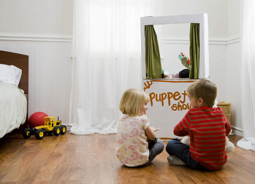 西方人,儿童,两个人,家庭,坐,盘腿,横图,室内,白天,纯洁,摆设,窗帘,床,地板,靠垫,卧室,欧洲,欧洲人,表演,服装,艺术,装饰,英文,标志,人偶,文字,字符,字母,墙,床单,靠枕,地面,休闲装,文化,被子,标识,木地板,墙壁,墙面,装饰品,扮演,小孩,背面,衣服,帘子,模型,装饰物,工艺品,垫子,枕头,休闲,温暖,温馨,一家人,休闲服,遮阳,可爱,童年,童趣,服饰,单人床,英文字母,华丽,修饰,点缀,和睦,演出,高雅,木偶,被单,饰物,简洁,童真,烂漫,无邪,衬托,美观,雅致,雅观,木偶人,木人,天真,男孩,男人,男性,女孩,女人,女性,白种人,盘腿而坐,盘膝,盘着腿的,盘着腿坐,双腿交叉,坐着,彩图,全身,睡房,卧房,融洽,男生,女生