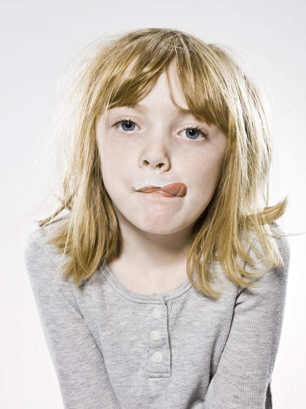 西方人,儿童,一个人,竖图,室内,白天,白色背景,正面,纯洁,欧洲,欧洲人,仅一个女性,仅一个人,服装,注视,休闲装,吐舌头,小孩,衣服,灰色,观察,看,伸舌头,仅一个小孩,休闲,鬼脸,休闲服,吐舌,可爱,童年,童趣,舔,摄影,服饰,影棚,观看,察看,关注,童真,烂漫,无邪,天真,女孩,女人,女性,白种人,孩子,半身,彩图,影棚拍摄,拍摄,女生