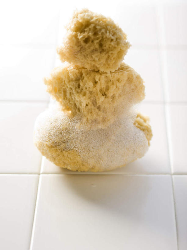 无人,竖图,俯视,室内,特写,白天,化妆,美容,静物,一堆,护肤,堆叠,堆积,瓷砖,地砖,海绵,泡沫,地面,三个,黄色,清洁,保养,享受,休闲,放松,保健,堆,养颜,洗脸海绵,洗脸扑,洗脸绵,彩图,高角度拍摄