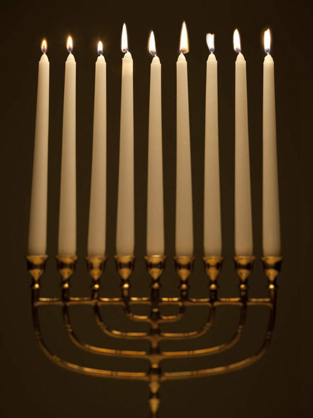 无人,竖图,室内,特写,白天,正面,蜡烛,一排,许多,阴影,棕色背景,整齐,反射,光线,火焰,影子,烛光,烛台,燃烧,排列,一个,点燃,摄影,影棚,单个,队列,犹太教灯台,犹太教九灯烛台,再献圣殿节灯台,彩图,影棚拍摄,拍摄