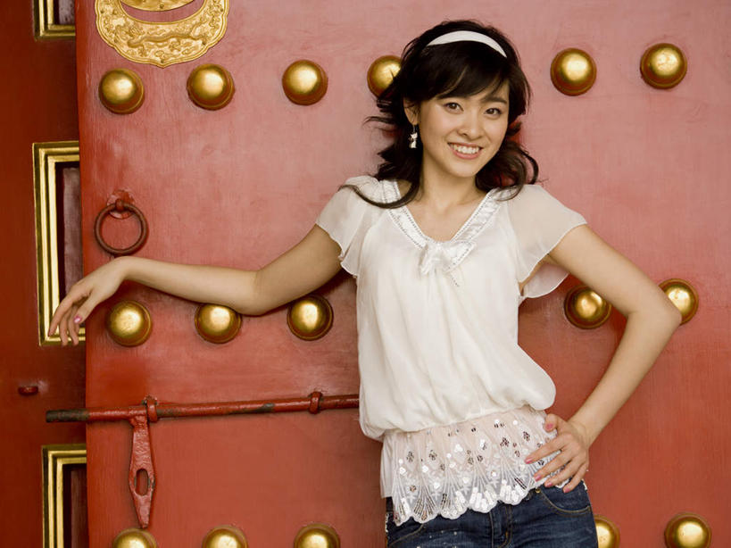 东方人,一个人,宫殿,站,笑,微笑,露齿笑,横图,室外,白天,正面,门,亚洲,仅一个年轻女性,仅一个女性,仅一个人,服装,装饰,头饰,注视,休闲装,黄种人,装饰品,衣服,红色,耳环,发箍,发饰,饰品,首饰,门框,观察,看,站着,休闲,休闲服,服饰,旋转门,头箍,观看,华丽,修饰,点缀,察看,关注,发卡,配饰,衬托,美观,雅致,雅观,耳饰,年轻女性,女人,女性,亚洲人,站立,半身,彩图