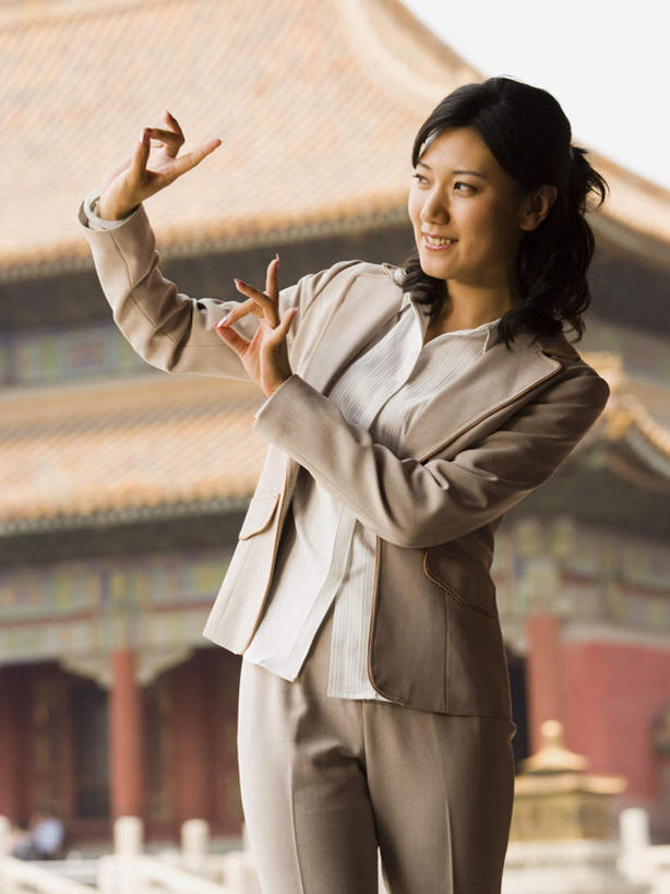 东方人,无名指,小指,一个人,商务人士,商务女性,故宫,宫殿,站,举,笑,微笑,露齿笑,竖图,室外,白天,正面,北京,中国,亚洲,仅一个年轻女性,仅一个女性,仅一个人,套装,朦胧,模糊,首都,注视,黄种人,紫禁城,观察,看,手势,托,站着,观看,兰花指,察看,权利,食指,关注,商务装,工薪阶层,东亚,中华人民共和国,北京市,京,北平,华北地区,北京故宫博物院,君子指,年轻女性,女人,女性,亚洲人,白领,上班族,举起,举手,举着,向上举,向上伸,向上托,站立,半身,彩图