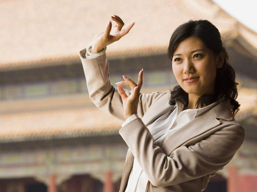 东方人,无名指,小指,一个人,商务人士,商务女性,故宫,宫殿,站,举,笑,微笑,露齿笑,横图,室外,白天,仰视,北京,中国,亚洲,仅一个年轻女性,仅一个女性,仅一个人,套装,朦胧,模糊,首都,注视,黄种人,紫禁城,观察,看,手势,托,站着,观看,兰花指,察看,权利,食指,关注,商务装,工薪阶层,东亚,中华人民共和国,北京市,京,北平,华北地区,北京故宫博物院,君子指,年轻女性,女人,女性,亚洲人,白领,上班族,举起,举手,举着,向上举,向上伸,向上托,站立,半身,彩图,低角度拍摄