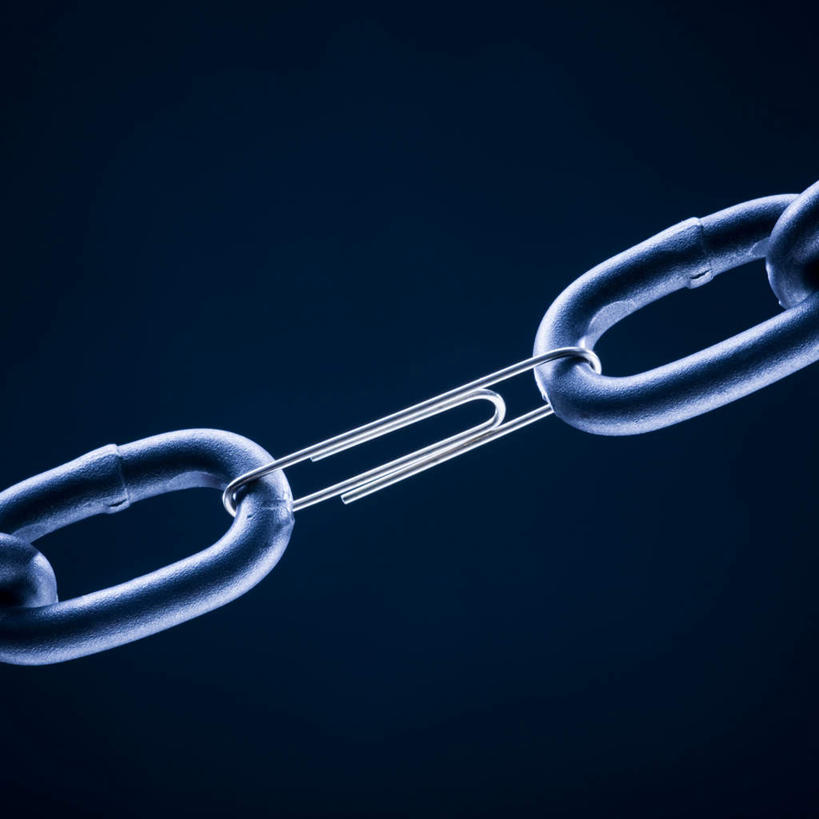 无人,方图,室内,特写,白天,正面,静物,金属制品,连接,阴影,蓝色背景,反射,金属,影子,办公用品,回形针,学习用品,摄影,影棚,锁链,文具用品,曲别针,贯穿,连结,衔接,串连,彩图,影棚拍摄,拍摄