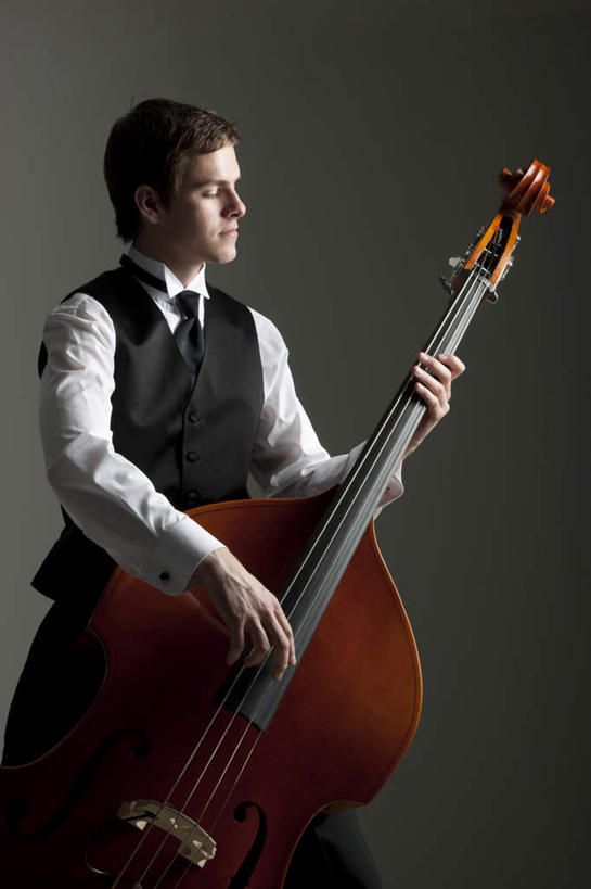 西方人,一个人,站,闭眼,竖图,室内,白天,正面,衬衫,西装,欧洲,欧洲人,仅一个男性,仅一个人,握,阴影,灰色背景,套装,正装,反射,影子,领带,弦乐器,吹奏,拿,演奏,拿着,职业装,仅一个年轻男性,站着,握着,摄影,影棚,弓拉弦乐器,弓拉弦鸣乐器,倍低音提琴,男人,男性,年轻男性,白种人,闭眼睛,闭着眼,闭着眼睛,站立,半身,彩图,影棚拍摄,衬衣,拍摄