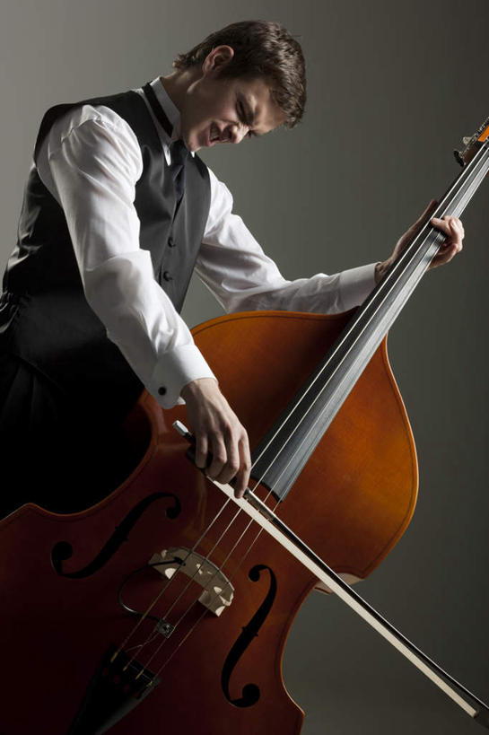 西方人,一个人,站,闭眼,竖图,室内,白天,正面,衬衫,西装,欧洲,欧洲人,仅一个男性,仅一个人,握,阴影,灰色背景,套装,正装,反射,影子,领带,弦乐器,吹奏,拿,演奏,拿着,职业装,仅一个年轻男性,低头,站着,握着,摄影,影棚,弓拉弦乐器,弓拉弦鸣乐器,倍低音提琴,男人,男性,年轻男性,白种人,闭眼睛,闭着眼,闭着眼睛,站立,半身,彩图,影棚拍摄,衬衣,拍摄