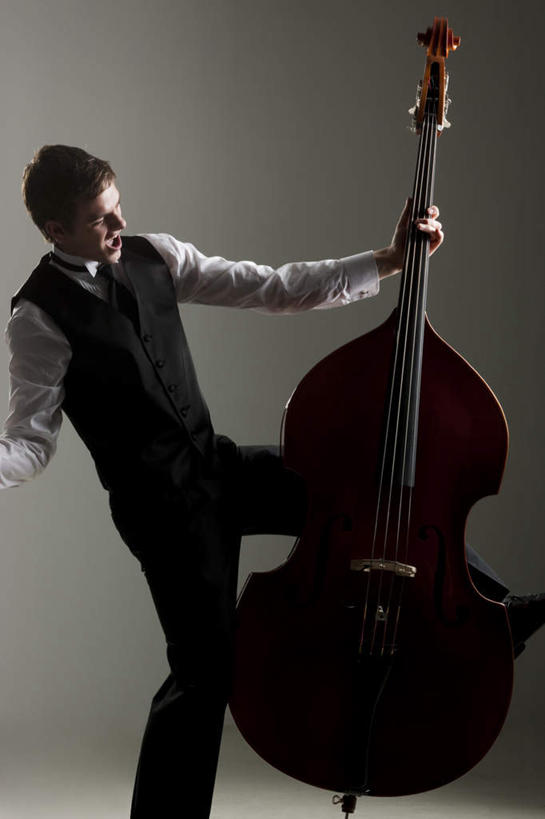 西方人,一个人,站,竖图,室内,白天,正面,衬衫,西装,欧洲,欧洲人,仅一个男性,仅一个人,握,阴影,灰色背景,套装,正装,反射,影子,领带,弦乐器,吹奏,拿,演奏,拿着,抬腿,注视,职业装,仅一个年轻男性,观察,看,站着,握着,摄影,影棚,观看,察看,关注,弓拉弦乐器,弓拉弦鸣乐器,倍低音提琴,男人,男性,年轻男性,白种人,站立,半身,彩图,影棚拍摄,衬衣,拍摄