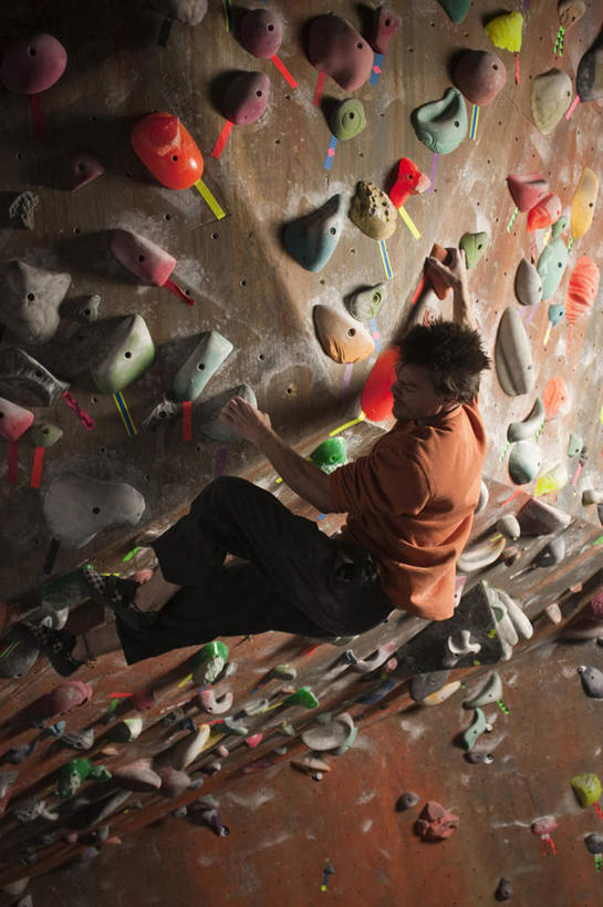 西方人,一个人,攀登,竖图,俯视,室内,白天,锻炼,旅游,度假,探险,运动,攀岩,石头,欧洲,欧洲人,仅一个男性,仅一个人,仅一个中年男性,服装,石子,墙,注视,休闲装,娱乐,极限运动,墙壁,墙面,衣服,绳子,观察,看,享受,休闲,休闲服,爬,放松,服饰,观看,绳索,察看,关注,室外运动,户外运动,攀岩墙,冒险,体育,男人,男性,中年男性,白种人,石块,岩石,登山,攀爬,抬头,仰头,彩图,高角度拍摄,全身,健身