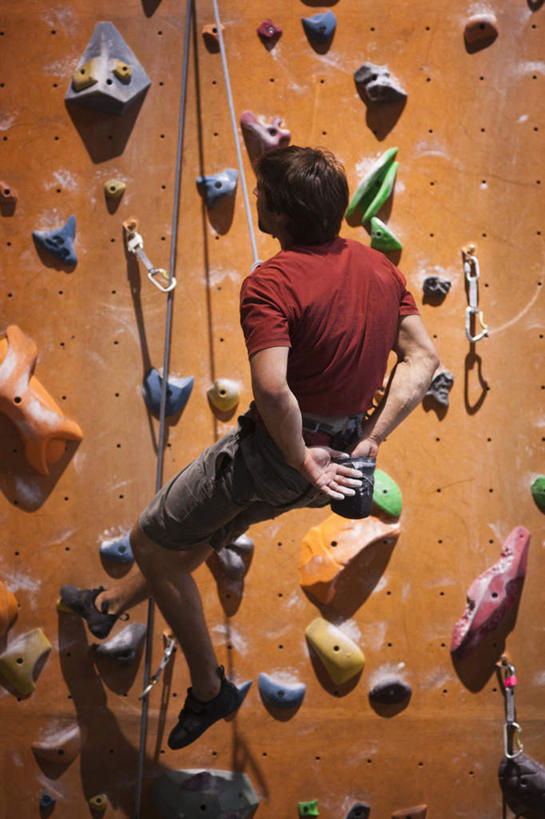 西方人,一个人,攀登,竖图,俯视,室内,白天,锻炼,旅游,度假,探险,运动,攀岩,石头,欧洲,欧洲人,仅一个男性,仅一个人,仅一个中年男性,服装,石子,墙,注视,休闲装,娱乐,极限运动,墙壁,墙面,衣服,绳子,观察,看,享受,休闲,休闲服,爬,放松,服饰,观看,绳索,察看,关注,室外运动,户外运动,攀岩墙,冒险,体育,男人,男性,中年男性,白种人,石块,岩石,登山,攀爬,抬头,仰头,彩图,高角度拍摄,全身,健身