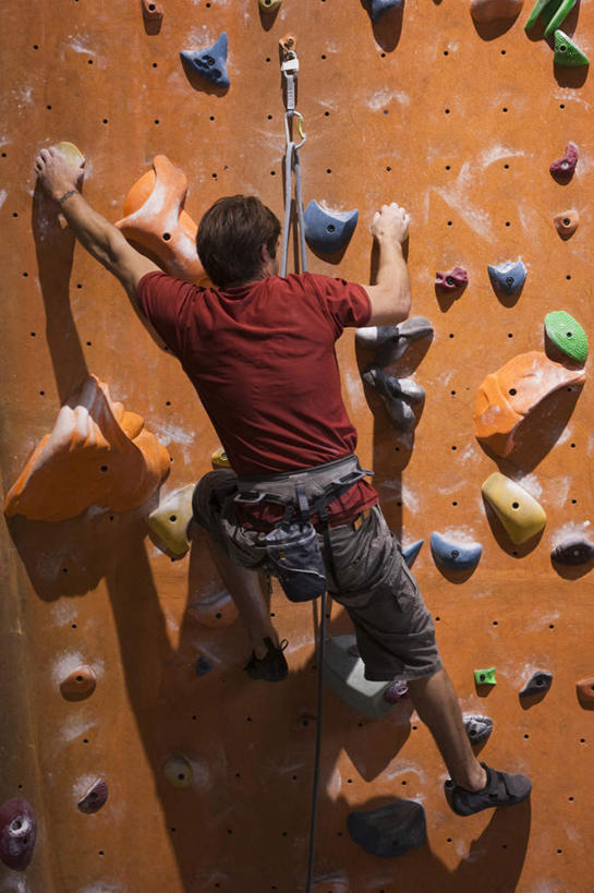 西方人,一个人,攀登,竖图,俯视,室内,白天,锻炼,旅游,度假,探险,运动,攀岩,石头,欧洲,欧洲人,仅一个男性,仅一个人,仅一个中年男性,服装,石子,墙,注视,休闲装,娱乐,极限运动,墙壁,墙面,衣服,绳子,观察,看,享受,休闲,休闲服,爬,放松,服饰,观看,绳索,察看,关注,室外运动,户外运动,攀岩墙,冒险,体育,男人,男性,中年男性,白种人,石块,岩石,登山,攀爬,抬头,仰头,彩图,高角度拍摄,全身,健身