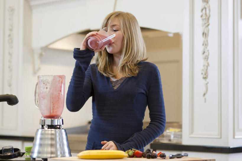 西方人,一个人,站,横图,室内,白天,正面,香蕉,水果,雕塑,欧洲,欧洲人,仅一个年轻女性,仅一个女性,仅一个人,喝,握,服装,新鲜,艺术,装饰,雕刻,雕像,墙,生食,食品,果实,案板,拿,拿着,注视,休闲装,榨汁机,墙壁,墙面,砧板,食物,衣服,蓝色,工艺品,观察,看,站着,休闲,休闲服,金色,握着,服饰,雕花,有机食品,绿色食品,观看,纪念,美术,察看,关注,主题,陈列,功能,美学,手动榨汁机,年轻女性,女人,女性,白种人,长发,甘蕉,站立,半身,彩图