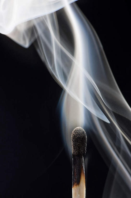 无人,竖图,室内,特写,白天,正面,静物,黑色背景,朦胧,模糊,木制,火柴,烟雾,木制品,点燃,烟,摄影,影棚,上升,洋火,火柴梗,取火工具,升腾,彩图,影棚拍摄,拍摄