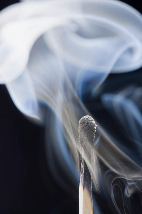 无人,竖图,室内,特写,白天,正面,静物,黑色背景,朦胧,模糊,木制,火柴,烟雾,木制品,点燃,烟,摄影,影棚,上升,洋火,火柴梗,取火工具,升腾,彩图,影棚拍摄,拍摄