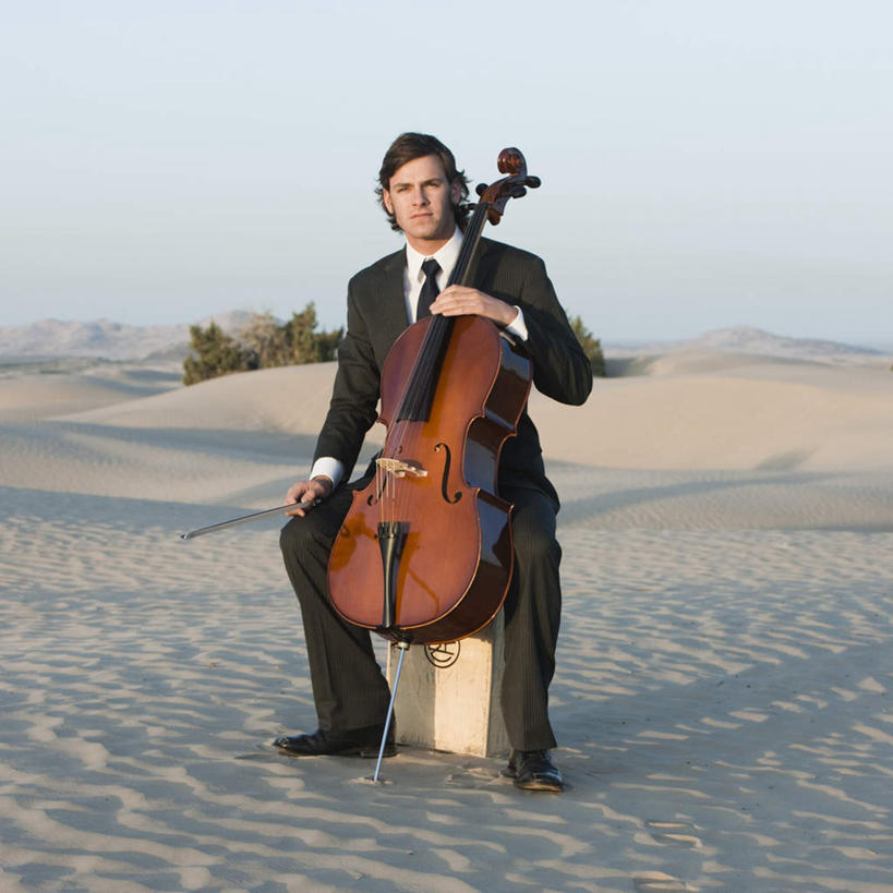 西方人,一个人,坐,方图,室外,白天,正面,西装,沙漠,欧洲,欧洲人,仅一个男性,仅一个人,握,阴影,套装,正装,光线,木制,板凳,影子,凳子,大提琴,乐器,弦乐器,弹奏,拿,演奏,拿着,仅一个年轻男性,蓝色,蓝天,天空,阳光,木制品,天,弹琴,握着,晴朗,弓拉弦乐器,弓拉弦鸣乐器,万里无云,男人,男性,年轻男性,白种人,大漠,砂漠,晴空,晴空万里,坐着,彩图,全身