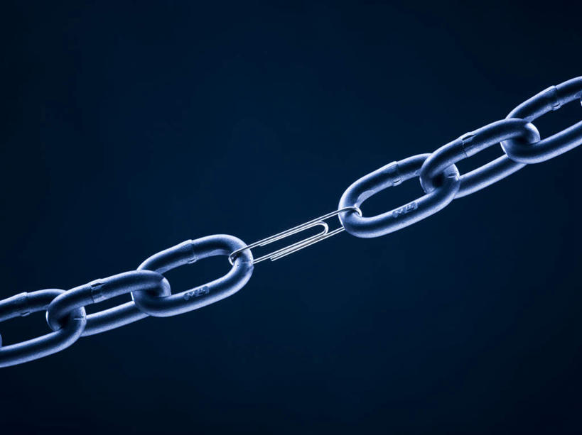 无人,横图,室内,特写,白天,正面,静物,金属制品,连接,阴影,蓝色背景,组合,朦胧,模糊,反射,金属,影子,办公用品,回形针,学习用品,断裂,摄影,铁链,影棚,链条,链接,文具用品,脆弱,紧固,拼接,拼凑,曲别针,拼合,凑集,聚合,撮合,链结,牢固,薄弱,彩图,影棚拍摄,拍摄