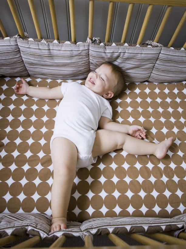 西方人,儿童,一个人,栏杆,躺,闭眼,笑,微笑,露齿笑,竖图,俯视,室内,白天,纯洁,安全,床,卧室,欧洲,欧洲人,仅一个男性,仅一个人,服装,木制,方格,格子,墙,围栏,床单,休闲装,被子,护栏,尿布,纸尿裤,尿不湿,墙壁,墙面,小孩,衣服,白色,木制品,仅一个小孩,休闲,舒服,休闲服,可爱,童年,童趣,服饰,单人床,婴儿用品,婴儿床,保护,舒适,被单,纸尿布,童真,烂漫,无邪,纸尿片,婴儿房,卧着,天真,男孩,男人,男性,白种人,孩子,闭眼睛,闭着眼,闭着眼睛,躺着,卧,彩图,高角度拍摄,全身,睡房,卧房,男生