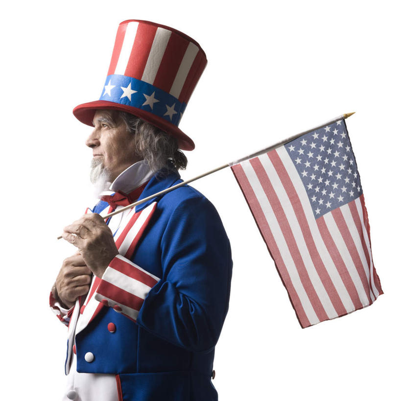 西方人,胡须,一个人,站,笑,微笑,露齿笑,方图,室内,白天,白色背景,侧面,旗帜,国旗,帽子,欧洲,欧洲人,仅一个男性,仅一个人,握,服装,拿,拿着,注视,星条旗,衣服,观察,看,站着,仅一个老年男性,握着,美国国旗,摄影,服饰,影棚,观看,察看,衣着,穿着,关注,表演服,演出服,山姆大叔,衣饰,道具服,老年男性,男人,男性,白种人,胡子,络腮胡,旗,站立,半身,彩图,影棚拍摄,拍摄