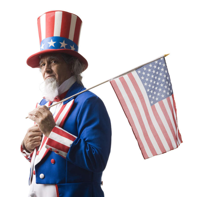 西方人,胡须,一个人,站,笑,微笑,露齿笑,方图,室内,白天,白色背景,正面,旗帜,国旗,帽子,欧洲,欧洲人,仅一个男性,仅一个人,握,服装,拿,拿着,注视,星条旗,衣服,观察,看,站着,仅一个老年男性,握着,美国国旗,摄影,服饰,影棚,观看,察看,衣着,穿着,关注,表演服,演出服,山姆大叔,衣饰,道具服,老年男性,男人,男性,白种人,胡子,络腮胡,旗,站立,半身,彩图,影棚拍摄,拍摄