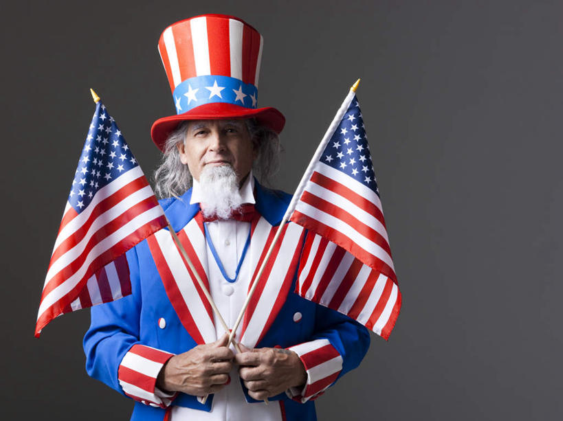 西方人,胡须,一个人,站,笑,微笑,露齿笑,横图,室内,白天,正面,旗帜,国旗,帽子,欧洲,欧洲人,仅一个男性,仅一个人,握,灰色背景,服装,拿,拿着,注视,星条旗,衣服,观察,看,站着,仅一个老年男性,握着,美国国旗,摄影,服饰,影棚,观看,察看,衣着,穿着,关注,表演服,演出服,山姆大叔,衣饰,道具服,老年男性,男人,男性,白种人,胡子,络腮胡,旗,站立,半身,彩图,影棚拍摄,拍摄