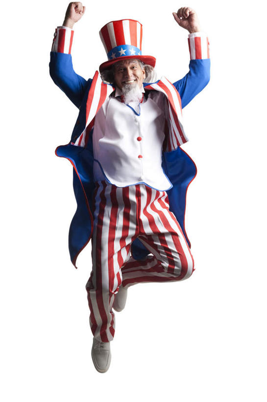 西方人,胡须,一个人,跳,举,笑,微笑,露齿笑,竖图,室内,白天,白色背景,正面,旗帜,国旗,帽子,欧洲,欧洲人,仅一个男性,仅一个人,服装,半空,注视,星条旗,衣服,观察,看,托,仅一个老年男性,美国国旗,摄影,服饰,影棚,观看,察看,衣着,穿着,关注,表演服,演出服,山姆大叔,衣饰,道具服,老年男性,男人,男性,白种人,胡子,络腮胡,旗,举起,举手,举着,跳跃,向上举,向上伸,向上托,彩图,全身,影棚拍摄,拍摄