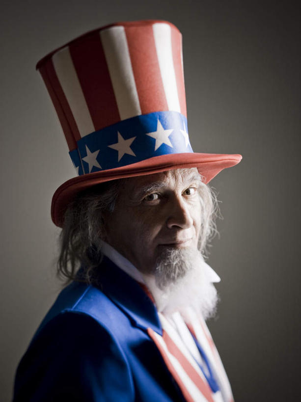西方人,脸,头,脸颊,胡须,一个人,站,笑,微笑,露齿笑,竖图,室内,特写,白天,侧面,旗帜,国旗,帽子,欧洲,欧洲人,仅一个男性,仅一个人,灰色背景,服装,注视,星条旗,衣服,观察,看,站着,仅一个老年男性,美国国旗,摄影,服饰,影棚,观看,察看,衣着,穿着,关注,表演服,演出服,山姆大叔,衣饰,道具服,老年男性,男人,男性,白种人,头部,胡子,络腮胡,脸部,脸蛋,面部,旗,站立,半身,彩图,影棚拍摄,拍摄