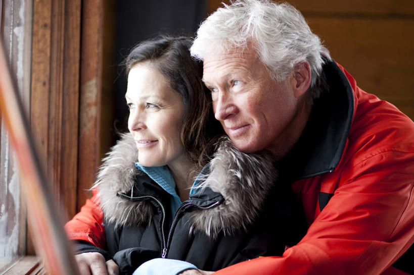 西方人,两个人,夫妻,坐,抱,笑,微笑,露齿笑,横图,室内,白天,正面,爱情,欧洲,欧洲人,服装,浪漫,注视,休闲装,衣服,红色,黑色,观察,看,休闲,温暖,温馨,休闲服,恩爱,恋人,服饰,抱着,观看,和睦,察看,搂着,关注,老年男性,男人,男性,女人,女性,中年女性,白种人,夫妇,情侣,搂,坐着,半身,彩图,伴侣,融洽,冬衣,寒衣