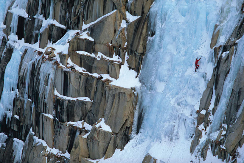 西方人,一个人,攀登,横图,室外,白天,正面,锻炼,旅游,度假,探险,运动,攀岩,山,雪,大雪,欧洲,欧洲人,仅一个男性,仅一个人,积雪,结冰,山峰,悬崖,雪景,冬季,冬天,山峦,娱乐,极限运动,仅一个年轻男性,享受,休闲,爬,放松,寒冷,攀冰,室外运动,户外运动,严寒,绝壁,冒险,体育,男人,男性,年轻男性,白种人,登山,攀爬,彩图,全身,健身