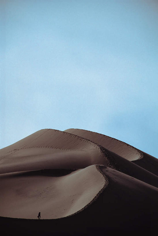 西方人,一个人,走,竖图,室外,白天,正面,美景,沙漠,欧洲,欧洲人,仅一个年轻女性,仅一个女性,仅一个人,阴影,光线,影子,景观,沙丘,蓝色,蓝天,天空,阳光,自然,天,景色,自然风光,年轻女性,女人,女性,白种人,大漠,砂漠,步行,走路,彩图,全身